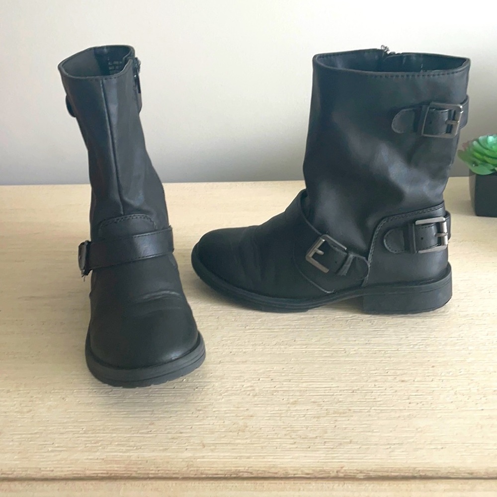 Girls black buckle boots